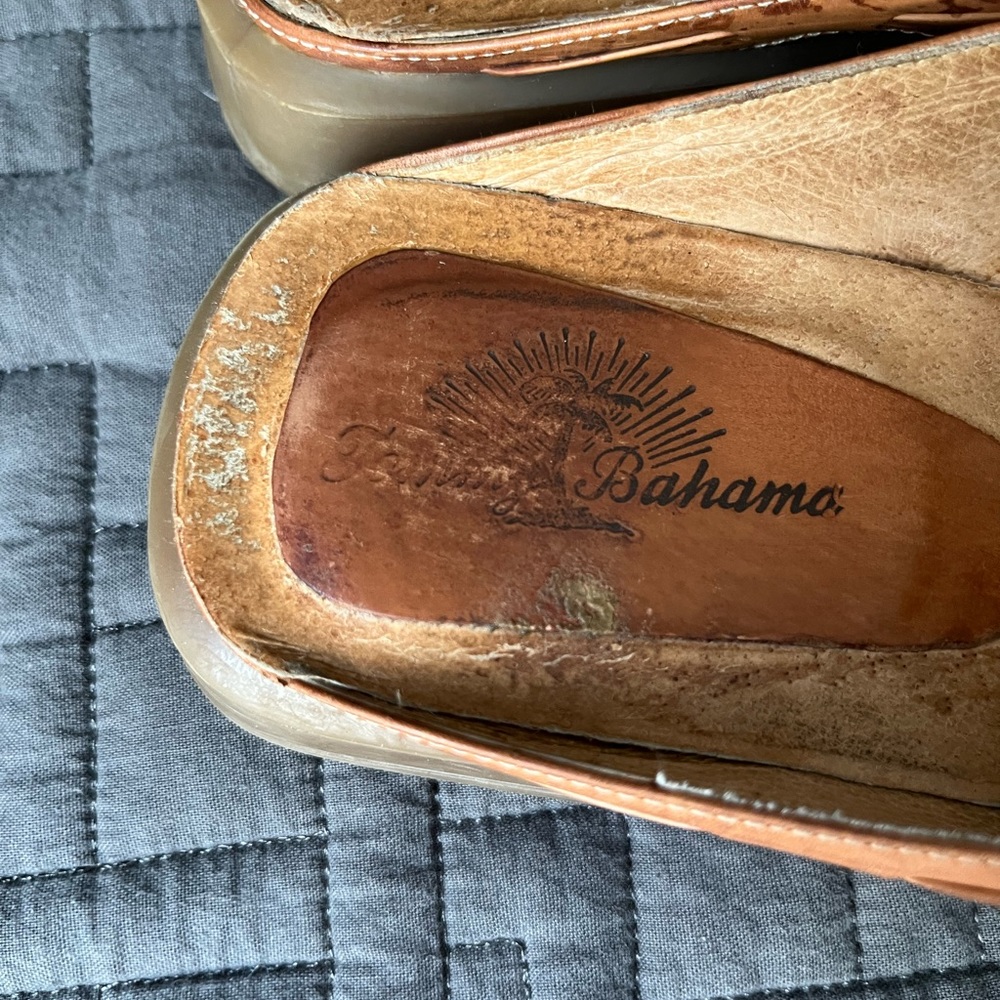 Tommy Bahamas woman’s leather mules - Picture 3 of 9